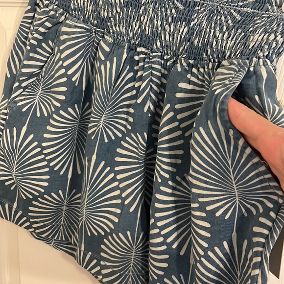 Joie Vintage Elastic waist tribal/tropical print blue & white shorts. S. NWT! - Picture 5 of 9